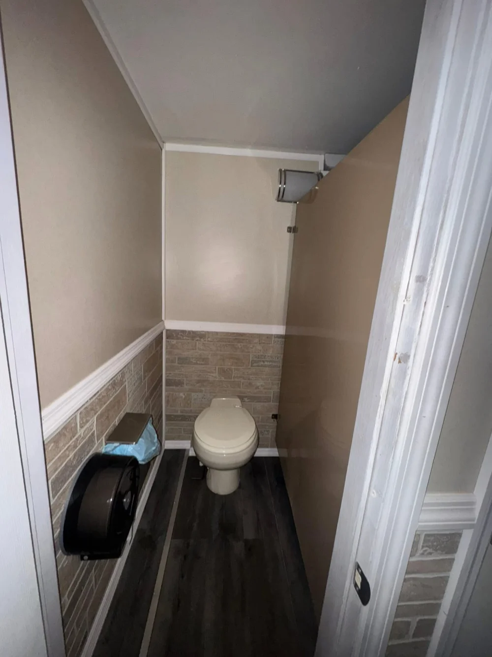 7 Stall Crowd Pleasure Restroom - Image 3